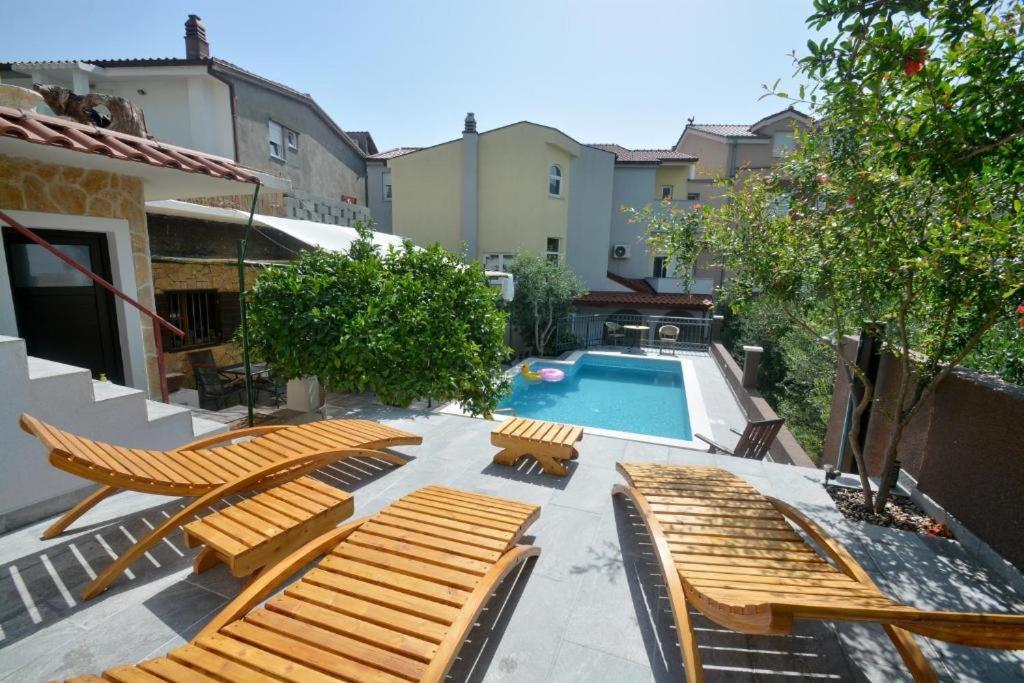 Villa Vlade- From The Heated Pool To The Beach In 1 Minute Jesenice  Bagian luar foto