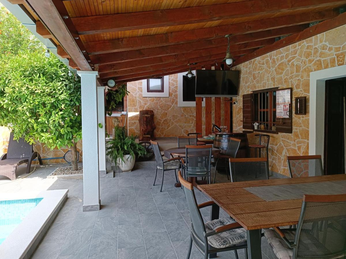 Villa Vlade- From The Heated Pool To The Beach In 1 Minute Jesenice  Bagian luar foto