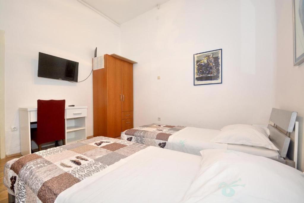 Villa Vlade- From The Heated Pool To The Beach In 1 Minute Jesenice  Bagian luar foto