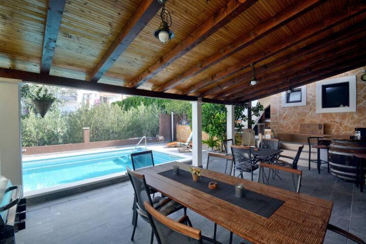 Villa Vlade- From The Heated Pool To The Beach In 1 Minute Jesenice  Bagian luar foto